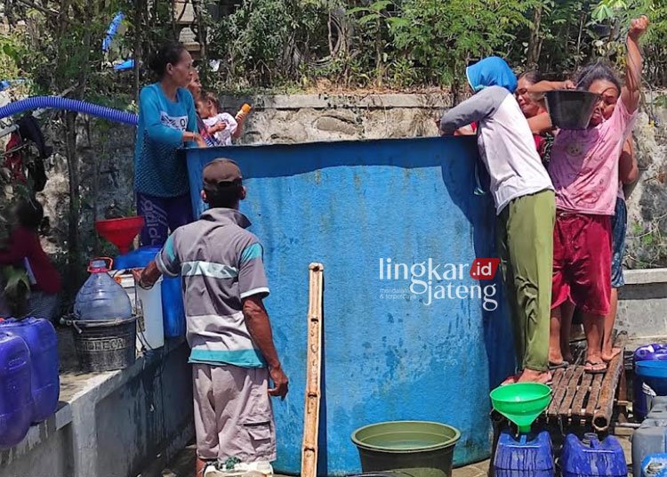Krisis Air Bersih, 5 Kecamatan di Pati Ini Terdampak Kekeringan Paling Parah 25 BERDUYUN-DUYUN: Warga Desa Ronggo, Kecamatan Jaken, Kabupaten Pati saat menerima bantuan air bersih dari BPBD Kabupaten Pati, beberapa waktu lalu. (Arif Febriyanto/Lingkarjateng.id)