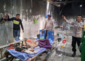 EVAKUASI: Petugas kepolisian dan medis saat hendak memeriksa kondisi jenazah Siswanto yang tergeletak di dalam gudang ikan, Senin, 28 Agustus 2023. (R Teguh Wibowo/Lingkarjateng.id)