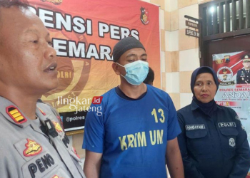 KONFERENSI PERS: NK, seorang warga Desa Cukil, Kecamatan Tengaran, Kabupaten Semarang yang harus berurusan dengan aparat kepolisian karena kasus pengajuan cicilan satu unit kendaraan truk Isuzu di PT Zirang Tengaran. (Hesty Imaniar/Lingkarjateng.id)