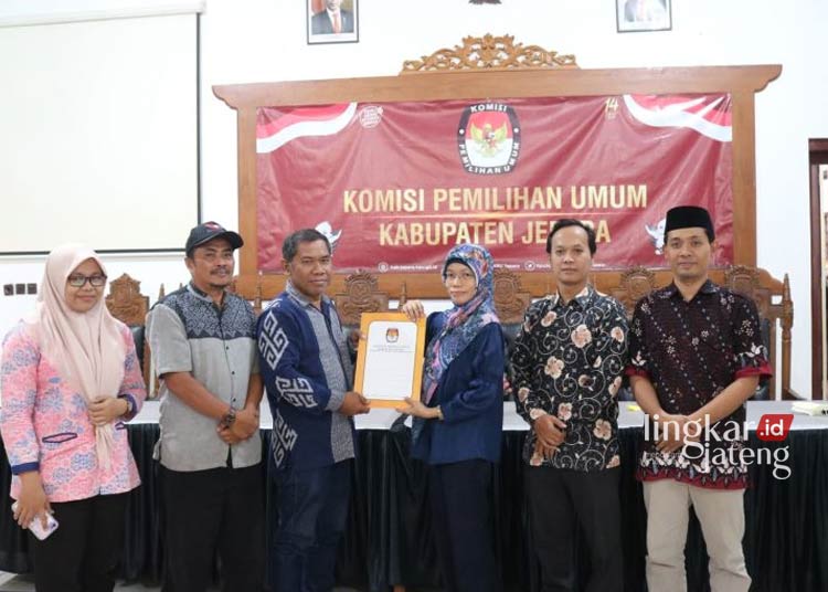 SIMBOLIS: KPU Kabupaten Jepara foto bersama parpol yang mendaftarkan bakal calon anggota legislatif. (Antara/Lingkarjateng.id)
