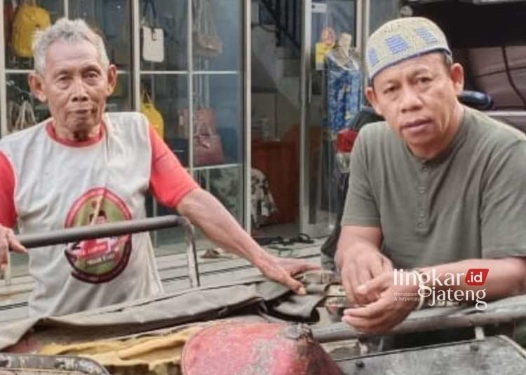 AKRAB: Mbah Urip (kanan) foto bersama nelayan di TPI Batang. (Dok. for Lingkar/Lingkarjateng.id)