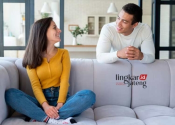 ILUSTRASI: Dua sejoli tengah menikmati waktu santai bersama dengan saling berkomunikasi. (Freepik/Lingkarjateng.id)