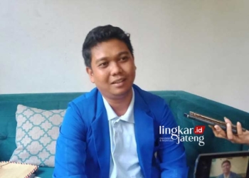 Direktur CV Sosrobahu Indo Perkasa, Kokoh Raharjo saat dimintai keterangan terkait pengajuan sanggah banding hasil tender destinasi wisata Curugsewu Kendal. (Arvian Maulana/Lingkarjateng.id)