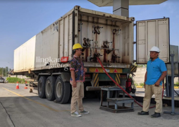 TAMBANG GAS: Proses pengisian gas ke dalam truk pengangkut gas di Plant PT. Bahtera Andalan Gas Desa Jatihadi Kecamatan Sumber, Selasa, 1 Agustus 2023. (R Teguh Wibowo/Lingkarjateng.id)