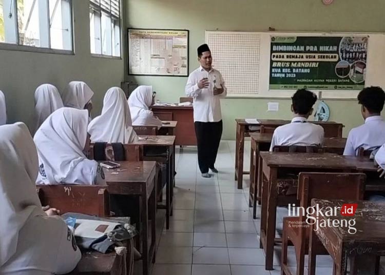 EDUKASI: Petugas Penyuluh Agama Islam Kemenag Batang sedang memberikan edukasi pelajar Madrasah Aliyah di Batang. (Antara/Lingkarjateng.id)