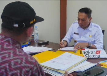 SERAP ASPIRASI: Pj Bupati Jepara Edy Supriyanta saat ngantor di Desa Banyuputih, Kecamatan Kalinyamatan, Kabupaten Jepara. (Tomi Budianto/Lingkarjateng.id)