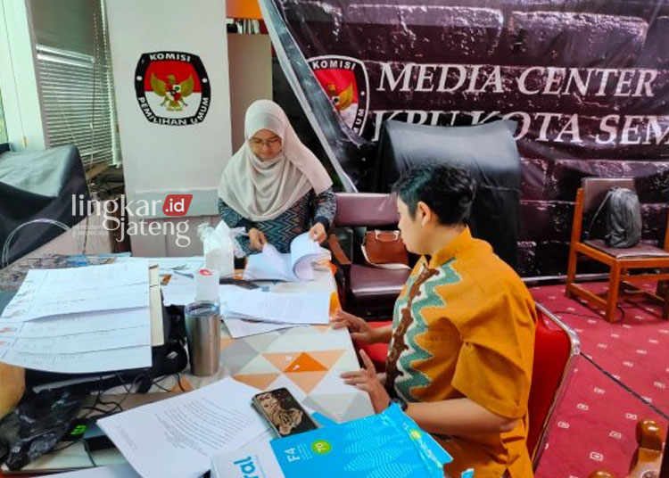 PENGAWASAN: Anggota Bawaslu Kota Semarang tengah mengawasi tahapan penyusunan Daftar Calon Sementara (DCS). (Rizky Syahrul/Lingkarjateng.id)