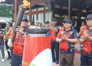 Pastikan Obor Porprov Jateng Tetap Hidup saat Diinapkan, Bupati Hartopo: Dijaga Satpol PP 27 SEMANGAT: Bupati Kudus Hartopo menghidupkan tungku dari api obor Porprov Jawa Tengah 2023 setelah sebelumnya dikirab dari Kabupaten Grobogan untuk diinapkan semalam di Kudus. (Antara/Lingkarjateng.id)
