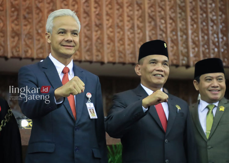 FOTO BERSAMA: Gubernur Jawa Tengah Ganjar Pranowo (kiri) bersama Ketua DPRD Jateng Sumanto (kanan). (Rizky Syahrul/Lingkarjateng.id)