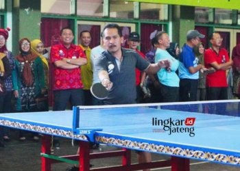 Pemkab Jepara Gelar Turnamen Tenis Meja, Sekda Edy Ajak OPD Bangun Semangat Berolahraga 30 SPORTIF: Sekda Jepara Edy Sujatmiko saat mengikuti turnamen tenis meja antar OPD di Gedung Wanita, Jepara pada Selasa, 15 Agustus 2023. (Tomi Budianto/Lingkarjateng.id)