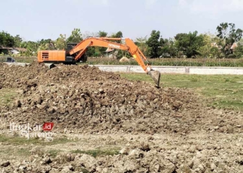PENGERUKAN: Tampak ekskavator yang diterjunkan untuk mengeruk embung yang dangkal. (Eko Wicaksono/Lingkarjateng.id)