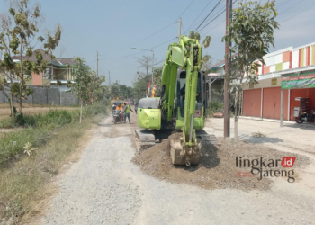 MULAI PERGERAKAN: Sejumlah alat berat diterjunkan untuk melakukan pemadatan ruas jalan Pasar-Pulo, Kabupaten Rembang, Senin, 21 Agustus 2023. (R Teguh Wibowo/Lingkarjateng.id)