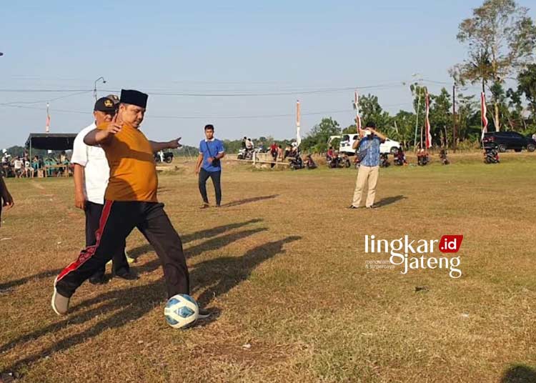 KICK OFF: Camat Dukuhseti Agus Sunarko, S.STP.,M.Si menendang bola menandai dibukanya Dukuhseti Cup 2023 di Lapangan Desa Grogolan, pada Rabu, 9 Agustus 2023. (Dok. Lingkar/Lingkarjateng.id)