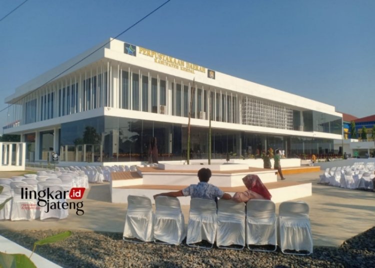 Termegah se-Jateng, Perpusda Kendal Dilaunching Hari Ini 25 MEGAH: Kemegahan Gedung Perpustakaan Daerah Kendal menjadi pusat literasi. (Unggul Priambodo/Lingkarjateng.id)