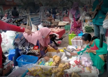 JUAL BELI: Pedagang Pasar Pagi Salatiga menjajakan dagangannya kepada pembeli. (Google Photo Fransisca Emilia/Lingkarjateng.id)