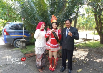 BERI DUKUNGAN: Mayoret Marching Band Bahana Rajawali Alya Koemala Djati (Tengah) didampingi kedua orang tua.(Dok. Pribadi/Lingkarjateng.id)