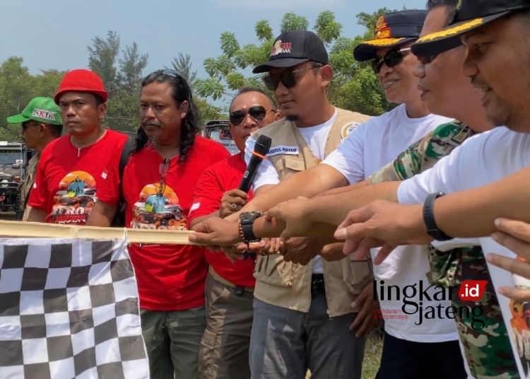 Gus Haiz Harapkan Event Offroad Merdeka Majukan Otomotif dan Wisata Jepara 25 SIMBOLIS: Gus Haiz saat melepas keberangkatan peserta offroad merdeka di Pantai Tirta Samudra Bandengan Jepara. (Muslichul Basid/Lingkarjateng.id)
