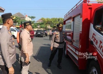 CEK KESIAPAN: Pemeriksaan kesiapan kendaraan pemadam kebakaran. (Tomi Budianto/Lingkarjateng.id)