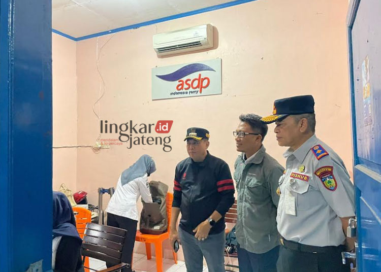 INSPEKSI: Pj Bupati Jepara Edy Supriyanta didampingi dinas terkait melakukan pengecekan di Pelabuhan Kartini Jepara pada Rabu, 23 Agustus 2023. (Tomi Budianto/Lingkarjateng.id)