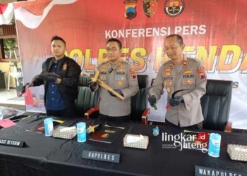 KONFERENSI PERS: Kapolres Kendal, AKBP Feria Kurniawan didampingi Waka Polres Kendal, Kompol Edy Sutrisno, dan Kasatrekrim AKP Ghala Rimba Sirrang saat konferensi pers kasus tawuran di Mapolres Kendal pada Selasa, 22 Agustus 2023. (Arvian Maulana/Lingkarjateng.id)