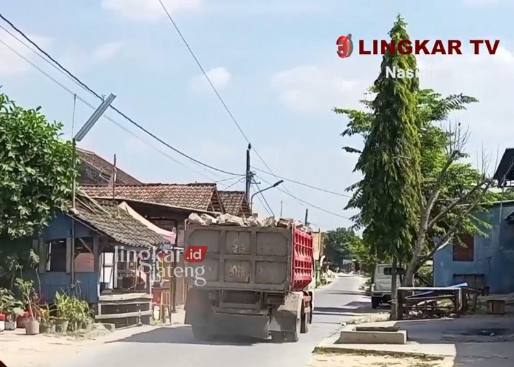 5 Tahun Warga Gunem Keluhkan Debu Penambangan Batu Kapur 25 POLUSI: Truk pengangkut batu yang melewati pemukiman menyebabkan debu bertebaran di sekitar rumah warga. (Lingkar TV)