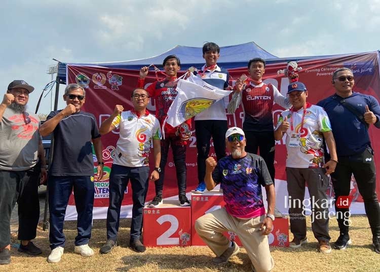 Porprov Jateng 2023, Atlet Balap Sepeda Jepara Sabet Medali Emas 25 MEMBANGGAKAN: Ketua ISSI Jepara, Junarso (kiri kedua) foto bersama pemenang, pelatih dan official cabor balap sepeda BMX Putra dalam ajang Porprov Jateng 2023. (Tomi Budianto/Lingkarjateng.id)
