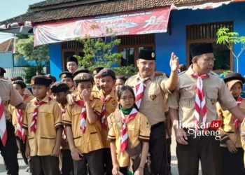 MEMBAUR: Camat Dukuhseti, Agus Sunarko., S.STP.,M.Si., (kedua dari kanan) membaur bersama anggota Pramuka Kwaran Dukuhseti usai upacara Peringatan Hari Pramuka ke-62 di Halaman Kecamatan Dukuhseti, pada Senin, 14 Agustus 2023. (Dok. Lingkar Media/Lingkarjateng.id)