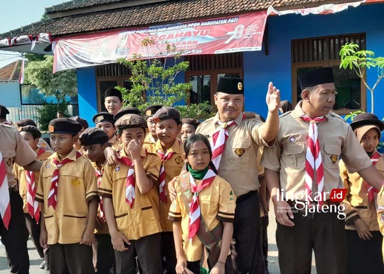 MEMBAUR: Camat Dukuhseti, Agus Sunarko., S.STP.,M.Si., (kedua dari kanan) membaur bersama anggota Pramuka Kwaran Dukuhseti usai upacara Peringatan Hari Pramuka ke-62 di Halaman Kecamatan Dukuhseti, pada Senin, 14 Agustus 2023. (Dok. Lingkar Media/Lingkarjateng.id)