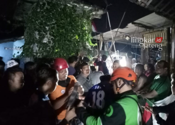 DRAMASTIS: Detik-detik evakuasi Tasman (58) dan Aan Hidayat (25) warga Gembongan, Kelurahan Karangjati, Kecamatan Bergas, Kabupaten Semarang yang tercebur sumur sedalam sekitar 25 meter pada Minggu, 27 Agustus 2023 sekitar jam 19.00 WIB. (Hesty Imaniar/Lingkarjateng.id)