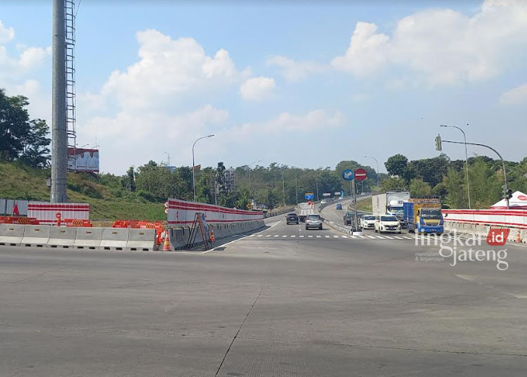 PEMBANGUNAN: Gerbang Tol Bawen di wilayah Kecamatan Bawen, Kabupaten Semarang sudah mulai dipasangi sejumlah material, Selasa, 15 Agustus 2023. (Hesty Imaniar/Lingkarjateng.id)