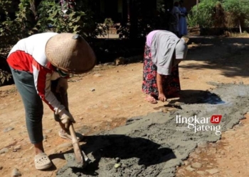 KERJA BAKTI: Emak-emak gotong royong menambal jalan di Dukuh Wonokerto RT 07 RW 07 Desa Pasucen, Kecamatan Trangkil, Kabupaten Pati pada Sabtu, 12 Agustus 2023. (Khairul Mishbah/Lingkarjateng.id)