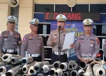 KONFERENSI PERS: Kepala Satuan Lalu Lintas Polres Batang, AKP Agus Pardiyono Marinus menujukkan beberapa knalpot brong dari hasil operasi pada tanggal 5-16 Agustus 2023. (Antara/Lingkarjateng.id)