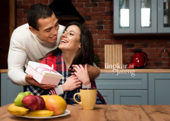 Ilustrasi pasangan suami istri yang merayakan hari ulang tahun pernikahan. (Freepik/Lingkarjateng.id)