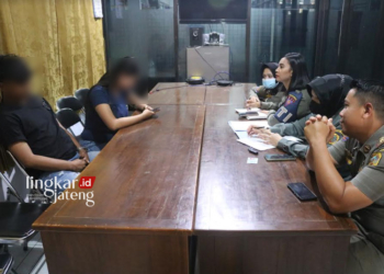 DIAMANKAN: Sepasang kekasih belum menikah tampak sedang diberikan pembinaan oleh Satpol PP pada Senin, 29 Agustus 2023. (Setyo Nugroho/Lingkarjateng.id)