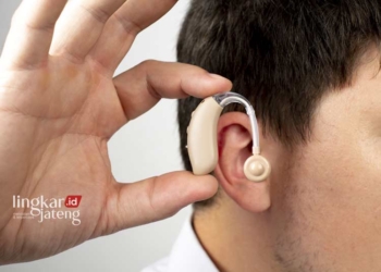 ILUSTRASI: Alat bantu dengar. (Freepik/Lingkarjateng.id)