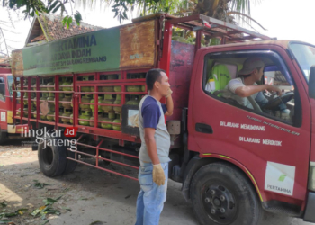 GAS SUBSIDI: Pendistribusian LPG 3 kilogram di salah satu pangkalan di Kecamatan Rembang, kemarin. (R Teguh Wibobo/Lingkarjateng.id)