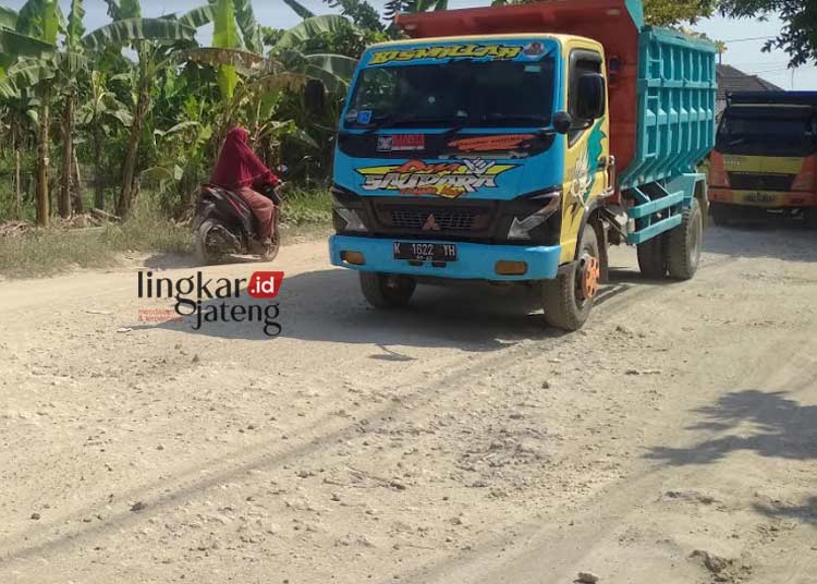 RUSAK: Jalan Sumbersari-Beketel, Kecamatan Kayen, Pati, Jawa Tengah kondisinya rusak parah karena banyaknya truk pengangkut Galian C kelebihan muatan yang melintas. (Dok. Lingkar/Lingkarjateng.id)