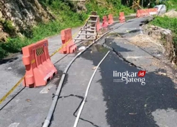 RUSAK: Kondisi ruas Jalan Maitan-Purwokerto yang rusak berat karena longsor pada Desember 2022 silam. (Arif Febriyanto/Lingkarjateng.id)