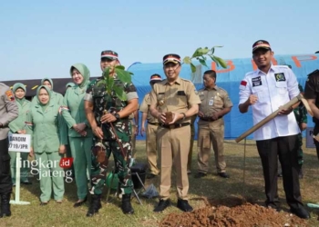 PENGHIJAUAN: Pj Bupati Jepara Edy Supriyanta dan Ketua DPRD Jepara Haizul Ma’arif bersama Forkopimda Jepara melakukan penanaman pohon. (Tomi Budianto/Lingkarjateng.id)