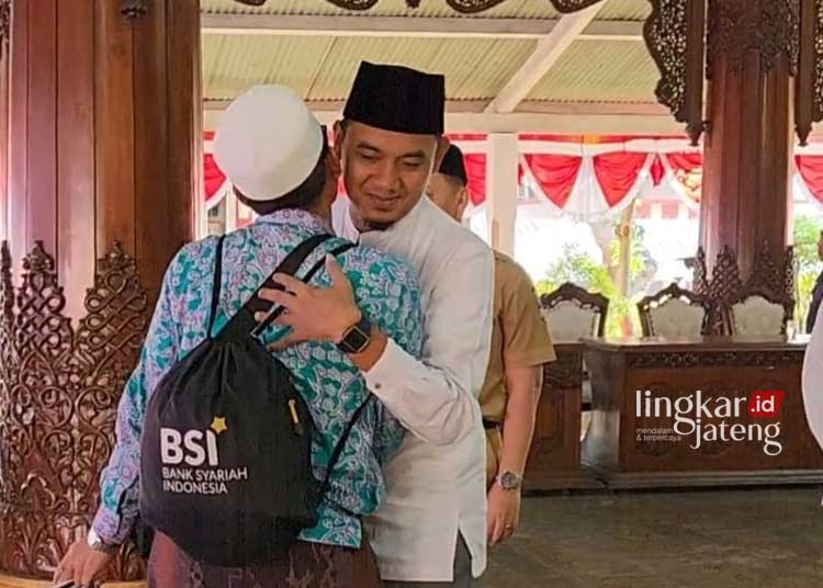 Gus Haiz Doakan Jamaah Haji Jepara Jadi Haji Mabrur 25 PENUH HARU: Ketua DPRD Kabupaten Jepara Haizul Ma’arif memeluk salah satu jemaah haji asal Kabupaten Jepara yang telah kembali dari Tanah Suci. (Tomi Budianto/Lingkarjateng.id)