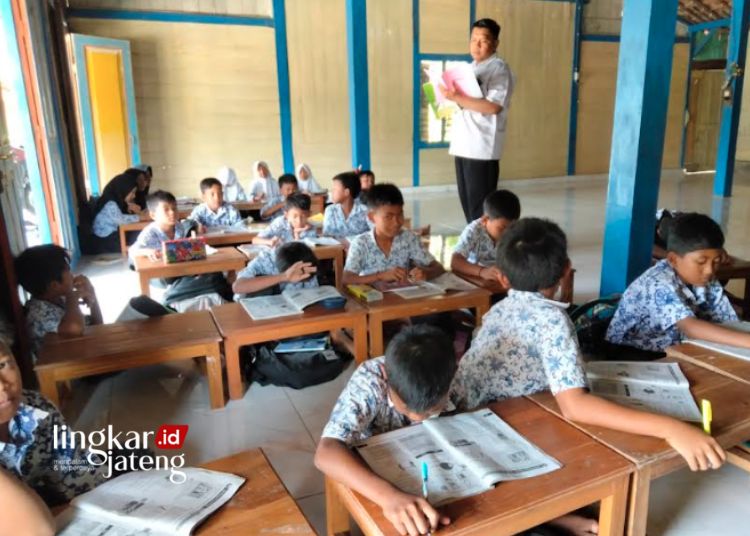 BELAJAR: Suasana siswa SDN 6 Sumber, Kecamatan Kradenan, Kabupaten Blora di rumah warga. (Hanafi/Lingkarjateng.id)
