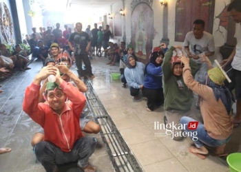 MERIAH : Warga binaan pemasyarakatan terlihat antusias mengikuti lomba pitulasan memperingati HUT ke 78 RI yang digelar Rutan Salatiga pada Selasa, 15 Agustus 2023. (Dok. Humas Rutan Salatiga/Lingkarjateng.id)