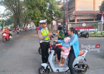BERI PENGARAHAN: Polres Grobogan memberi arahan kepada pengguna sepeda listrik di jalan raya. (Eko Wicaksono/Lingkarjateng.id)