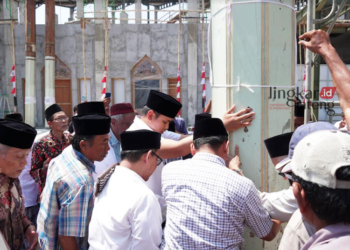 Soko Guru Sunan Ampel Kembali Dipasang, Bupati Dico Harap Masjid Agung Jadi Ikonnya Kendal 27 MENINJAU: Bupati Kendal Dico M Ganinduto mengikuti pemasangan Soko Guru Sunan Ampel di Masjid Agung Kendal, Rabu, 30 Agustus 2023. (Arvian Maulana/Lingkarjateng.id)