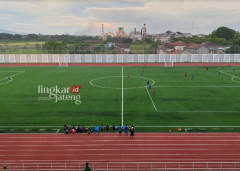 MEGAH: Stadion Supersoccer Arena atau Stadion SSA bertaraf internasional di Desa Rendeng Kecamatan Kota yang akan diresmikan oleh Erick Thohir. (Ihza Fajar/Lingkarjateng.id)