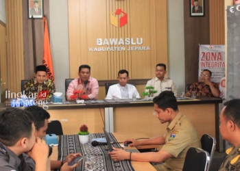 MUSYAWARAH: Lima pimpinan Bawaslu Jepara saat bermusyawarah menentukan ketua Bawaslu Jepara periode 2023-2028. (Dok. Bawaslu Jepara for Lingkar/Lingkarjateng.id)