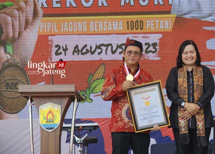 Syngenta Pecahkan Rekor MURI Pipil Jagung Bersama 1.000 Petani Kabupaten Grobogan1
