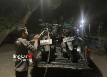 BARANG BUKTI: Petugas kepolisian mengamankan seperda motor yang ditinggal oleh kelompok pemuda yang tawuran di Kendal pada Minggu, 20 Agustus 2023 dini hari. (Arvian Maulana/Lingkarjateng.id)
