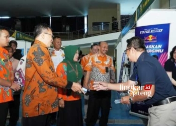 MONITORING: Sekda Kota Salatiga Wuri Pujiastuti mengunjungi stan perusahan yang membuka lowongan kerja di Job Fair 2023, pada Rabu, 2 Agustus 2023. (Istimewa/Lingkarjateng.id)