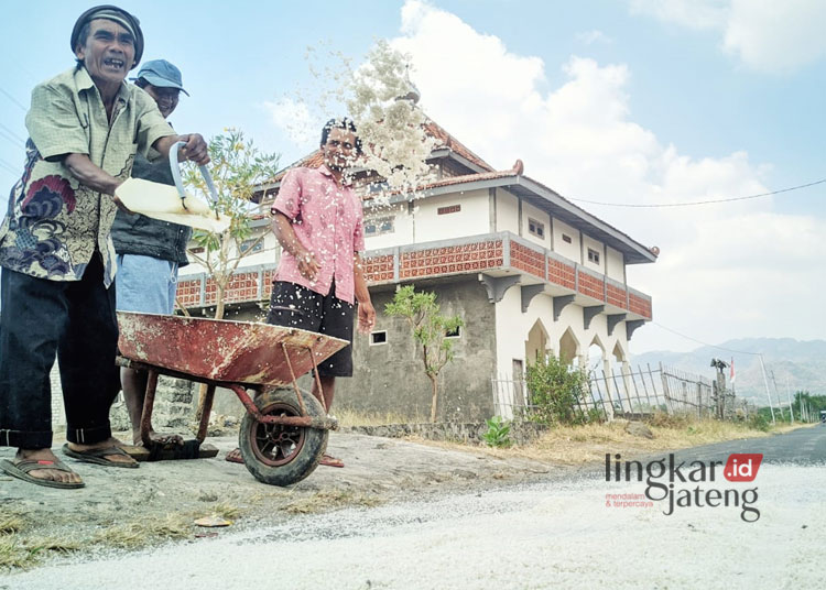 BENTUK PROTES: Petani garam Desa Dasun, Kecamatan Lasem, Kabupaten Rembang membuang garam hasil panen, karena harganya anjlok, Selasa, 22 Agustus 2023. (R Teguh Wibowo/Lingkarjateng.id)